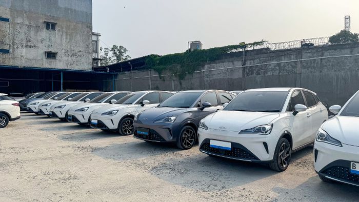 taksi listrik, mobil listrik Neta, Neta X, Neta V-II, Taksi Mobil Listrik, PT Luxury Trans Indonesia, NETA Senyum Lebar, Serahkan Pesanan 100 Unit Mobil Listrik Untuk Luxury Trans Indonesia