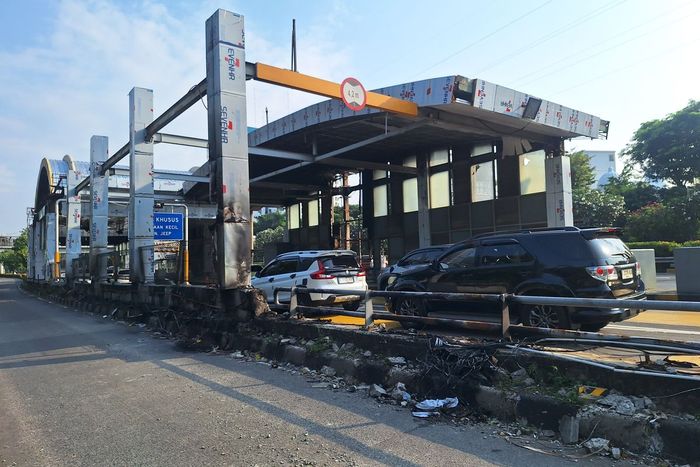 e-toll, Demo DPR, Gerbang Tol Senayan, Gerbang Tol Dibakar, Pintu Tol Senayan, Sementara E-Toll Gak Berguna, Transaksi di Gerbang Tol Senayan Balik Pakai Cara Manual