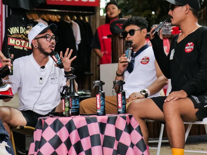 motul, Custom War 2025, MotoGlow, Trio Bapomet, Sunset Podcast Show, Motul Ajak Trio Bapomet Gelar Podcast di Custom War 2025, Debat Cowok Vs Cewek Rawat Motor
