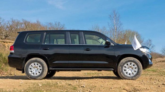toyota, toyota land cruiser, Land Cruiser 200, Kelihatan Standar, Toyota Land Cruiser 200 Ini Ternyata Lebih Mewah dan Tahan Peluru