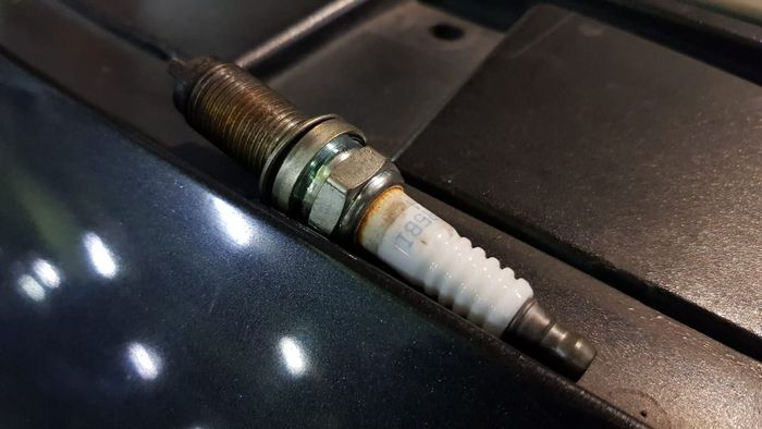 sensor, hitam, pembakaran, busi, elektroda, Panik Lihat Kepala Busi Mobil Hitam, Ternyata Ini Sumber Masalnya