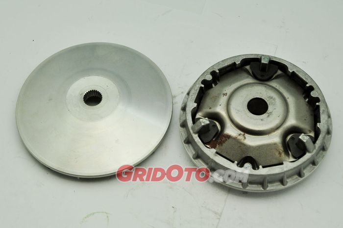 motor matic, roller, silang roller motor matik, roller motor matic, kekurangan menyilang roller motor matic, apa kekurangan menyilang roller motor matic, apa kekurangan silang roller di motor matic, kekurangan silang roller di motor matic, Bikin Gas Enteng, Ini Kekurangan Menyilang Roller di Motor Matic