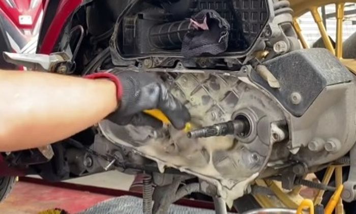 motor matic, cvt motor matic, cara bersihkan cvt motor matic, cara membersihkan cvt motor matic, cara yang benar bersihkan cvt, cara yang benar bersihkan cvt motor matic, Baru Tahu, Ternyata Bersihkan CVT Motor Matic Pakai Air Sabun Ada Manfaatnya