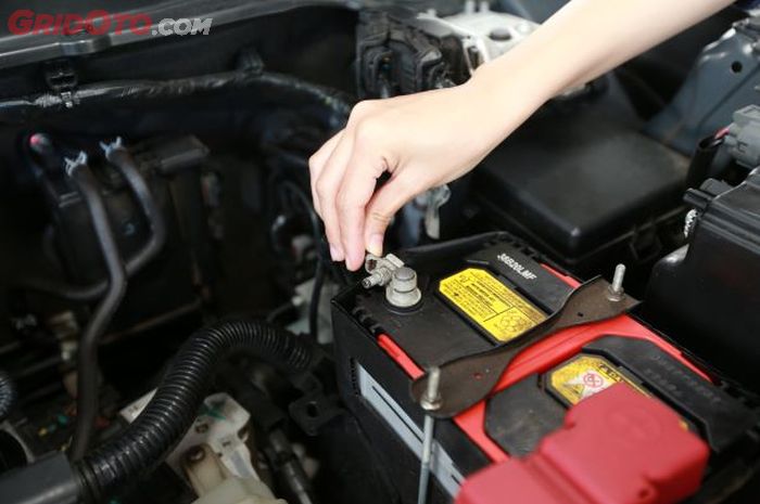 mobil bekas, aki kering, aki kering mobil, penyebab aki kering minta setrum terus, Ini Sebabnya Aki Kering Mobil Sering Bolak-balik Minta Disetrum Ulang