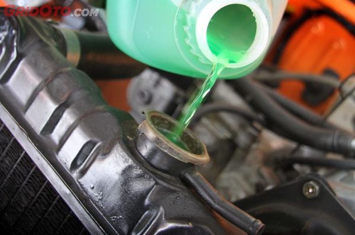 mobil bekas, radiator mobil, air radiator bocor, gejala air radiator bocor, gejala air radiator bocor ke ruang bakar, Gejala Air Radiator Bocor Nyebrang ke Ruang Bakar Mesin Mobil