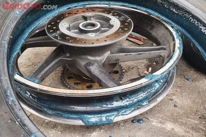 ban motor, anti bocor, cairan anti bocor, Enggak Cuma Menyumbat dan Bikin Karat Pelek, Ini  Dampak Cairan Anti Bocor Buat Ban Motor
