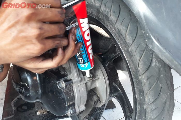 motor matic, oli gardan, gardan motor matic, oli gardan motor matic, kenapa oli gardan motor matic warnanya bening, kenapa oli gardan motor matic masih bening, Ini Sebabnya Warna Oli Gardan Motor Matic Masih Bening Saat Diganti