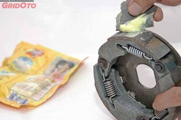 motor matic, cara menghilangkan gredek, cara atasi gredek, cara atasi motor matic gredek, cara cuci kampas ganda motor matic, cuci kampas ganda motor matic, Cara Atasi Motor Matic Gredek Dengan Sabun Cuci Piring, Simak Triknya