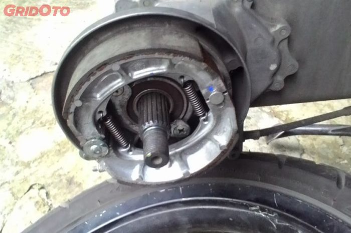 motor matic, rem teromol, rem teromol motor matic, cara ampuh mencegah rem teromol berdecit, cara ampuh mencegah rem teromol motor matic berdecit, cara mencegah rem teromol motor matic berdecit, gimana cara mencegah rem teromol motor matic berdecit, Begini Cara Ampuh Mencegah Rem Tromol Motor Matic Bunyi Berdecit