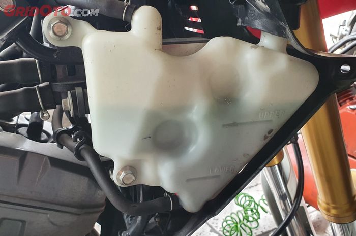motor bekas, radiator motor, penyebab tabung reservoir air radiator sering penuh, penyebab tabung reservoir radiator sering luber, tabung reservoir radiator, kenapa tabung reservoir air radiator motor sering penuh, Ini Penyebab Tabung Reservoir Air Radiator Motor Tiba-tiba Jadi Penuh