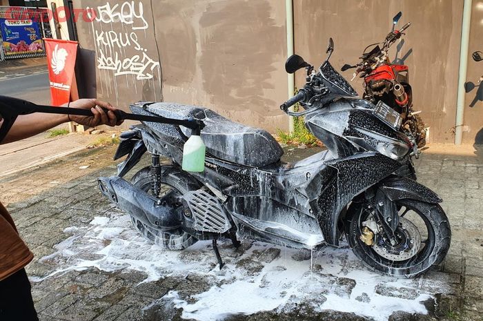motor matic, Cuci Motor Matic, cara cuci motor, cara cuci motor matic, cara cuci motor matic yang benar, Ini Sebabnya Bagian Motor Matic Sebelah Sini Jangan Sampai Kena Semprot Saat Dicuci