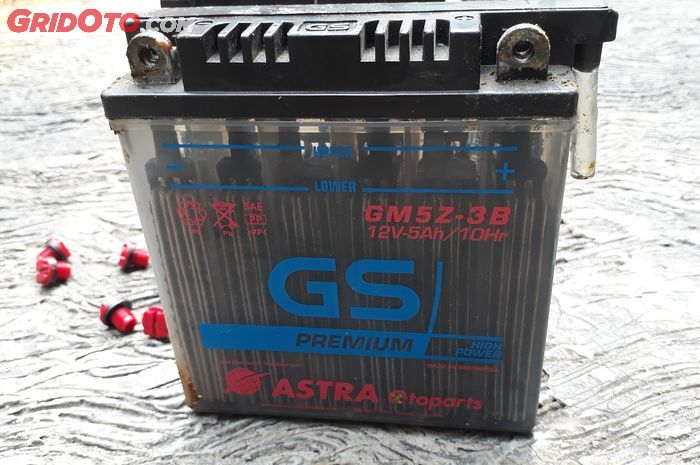 aki motor, motor bekas, aki basah, dampak air aki kepenuhan, risiko air aki kepenuhan, kenapa  air aki gak boleh kepenuhan, Ini Sebabnya Mengisi Air Aki di Motor Nggak Boleh Terlalu Penuh