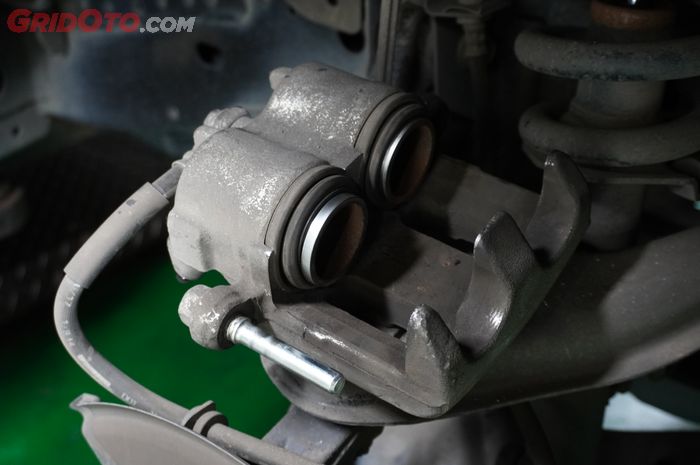 brake cleaner, brake, kaliper rem, kaliper, Begini Cara Membersihkan Kaliper Rem Mobil Agar Tetap Berfungsi Baik!