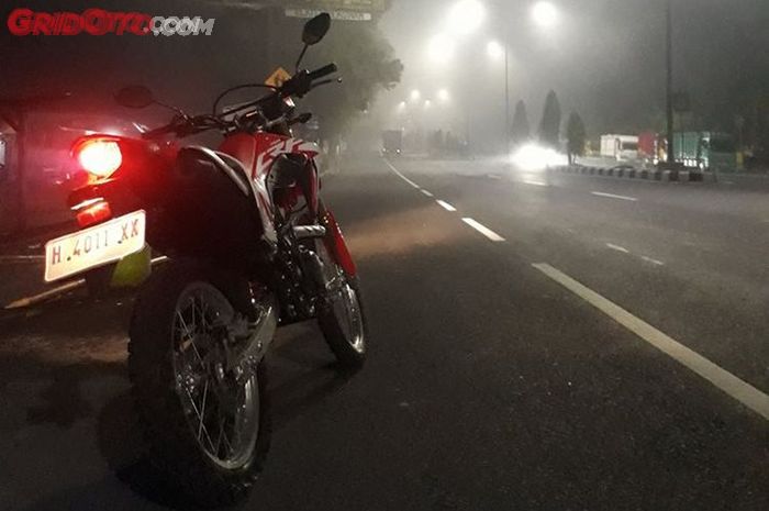 motor oleng, penyebab motor oleng, motor bekas, motor oleng saat lewat marka jalan, penyebab motor oleng saat lewat marka jalan, kenapa motor oleng saat melindas garis marka, Akhirnya Tahu, Ini Penyebab Motor Oleng Saat Melindas Garis Marka Jalan
