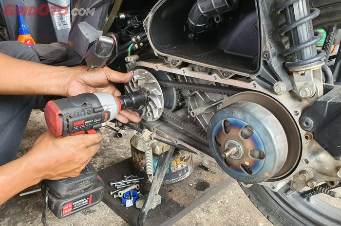 motor matic, cvt motor matic, pulley motor matic, cara mencegah mur pulley cvt copot, cara mencegah mur pulley cvt motor matic copot, baut pulley motor matic, Begini Cara Mencegah Mur Pulley CVT Motor Matic Copot Saat Jalan