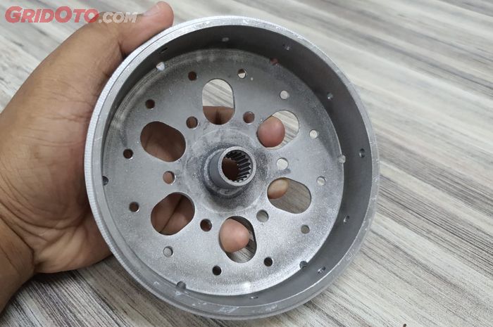 motor matic, mangkok kampas ganda, mangkok kopling motor matic, fungsi melubangi mangkok kampas ganda, apa fungsi melubangi mangkok kopling, Selain Bikin Enteng, Ini Fungsi Melubangi Mangkok Kampas Ganda Motor Matic