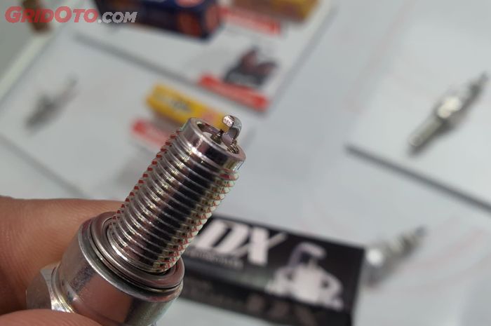 motor matic, busi motor, busi motor matic, penyebab busi hitam, penyebab busi motor matic hitam, kenapa busi motor matic hitam, kenapa busi motor bisa hitam, Akhirnya Tahu, Ternyata Ini Dua Penyebab Busi Motor Matic Jadi Hitam