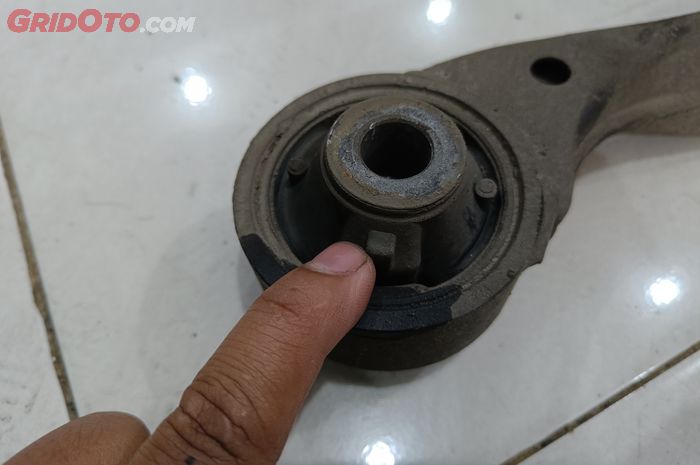 mobil bekas, bushing arm, cara ganti bushing arm, cara ganti bushing arm sendiri, cara ganti bushing arm mobil, ganti bushing arm, Cara Ganti Bushing Arm Mobil Tanpa Perlu Bantuan Bengkel Nih Gaes