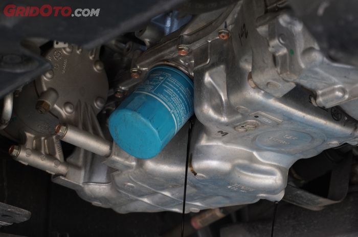 mesin mobil, mobil bekas, oli mesin, filter oli, cara pasang filter oli mesin mobil, cara pasang filter oli mobil, cara yang benar pasang filter oli, cara yang benar pasang filter oli mobil, Biar Enggak Bocor, Begini Cara Yang Benar Pasang Filter Oli Mobil