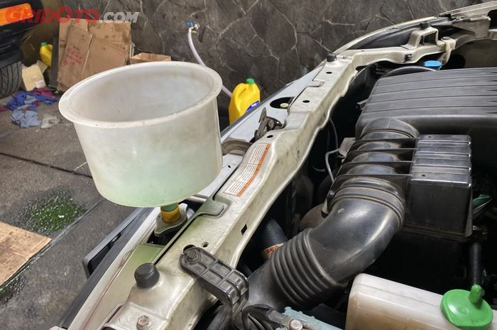 Radiator, mesin overheat, Overheat, radiator mobil, Angin Palsu Radiator, Pemicu Overheat Mesin, Ini Cara Keluarkan Angin Palsu di Radiator Mobil