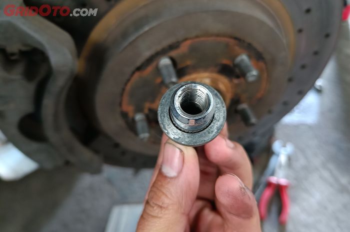 mobil bekas, baut roda, roda mobil bekas, baut roda mobil, bahaya mengencangkan baut roda mobil berlebihan, Ini Bahaya di Balik Mengencangkan Baut Roda Bekas Mobil yang Berlebihan