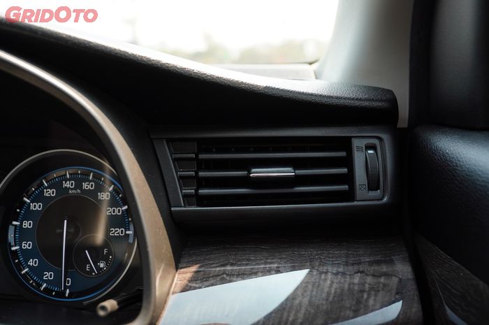 ac mobil, parkir mobil, nyalakan AC, gas benzena, Masih Jadi Kebiasaan, Ini Efek Langsung Nyalakan AC Usai Mobil Terjemur Matahari