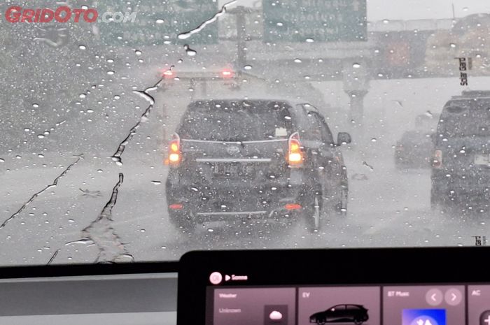 hujan deras, kemarau basah, lampu hazard mobil, Hazard Mobil, Kemarau Basah Datang, Jangan Salah Gunakan Lampu Hazard Saat Hujan