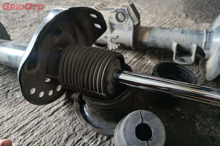 bocor, komponen, Kaki-kaki, sokbreker, karet boot, Gara-gara Komponen Sepele ini Bikin Sokbreker Mobil Gampang Bocor