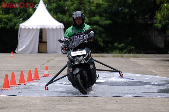 rem motor, rem depan, cara mengerem motor, Mengerem motor saat melaju di kecepatan rendah, Begini Rahasia Ahli Ngerem Motor Keras Tapi Roda Tidak Tergelincir