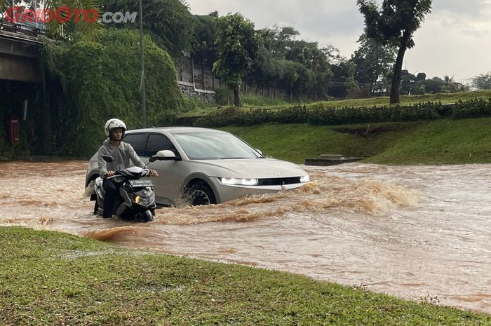 mobil bekas, bahaya mobil terobos banjir, dampak mobil terobos banjir, komponen apa yang berkarat bila mobil terobos banjir, bahaya terobos banjir, Jangan Nekat Terobos Banjir, Tiga Komponen di Mobil Ini Bisa Berkarat
