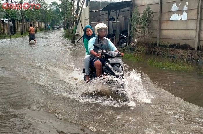 motor bekas, water hammer, motor terobos banjir, penyebab water hammer, dampak motor terobos banjir, Hati-hati, Nekat Terjang Banjir Mesin Motor Bekas Bisa Kena Palu Air