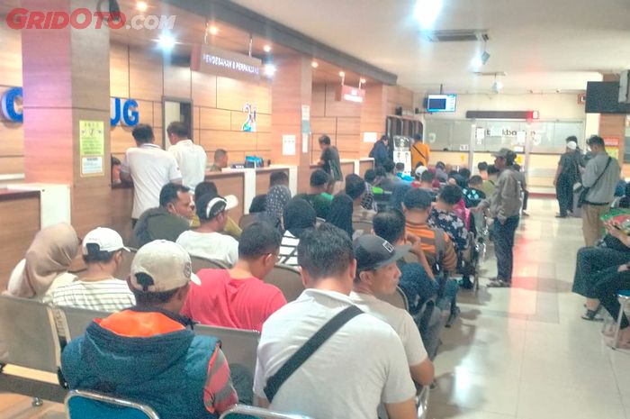 polisi, samsat, bayar pajak kendaraan, Calo Samsat, Calo Perpanjang STNK, Calo Perpanjang STNK di Samsat Masih Berkeliaran, Polisi Berantas Pakai Cara Ini