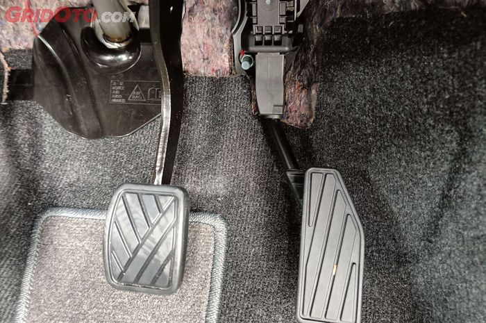 kecelakaan, karpet, interior, pedal gas, aftermarket, Jangan Asal Pasang Karpet Tambahan di Kursi Pengemudi, Ini Bahayanya