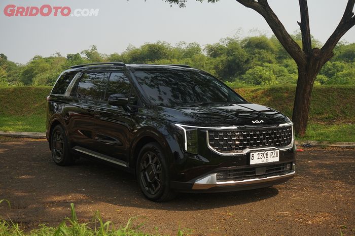 mobil baru, hybrid, kia carnival, captain seat, Kursi Bos Kia Carnival Hybrid Enak Banget, Pencet Ini Bisa Rebah
