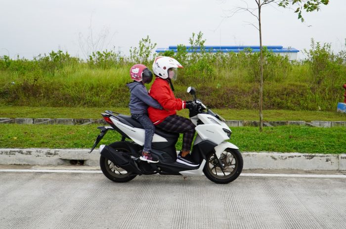 safety riding, tips safety riding, astra motor yogyakarta, jok anak, membonceng anak kecil, Haram Duduk di Depan, Ini Wejangan Pakar Safety Soal Cara Aman Riding Bareng Bocil
