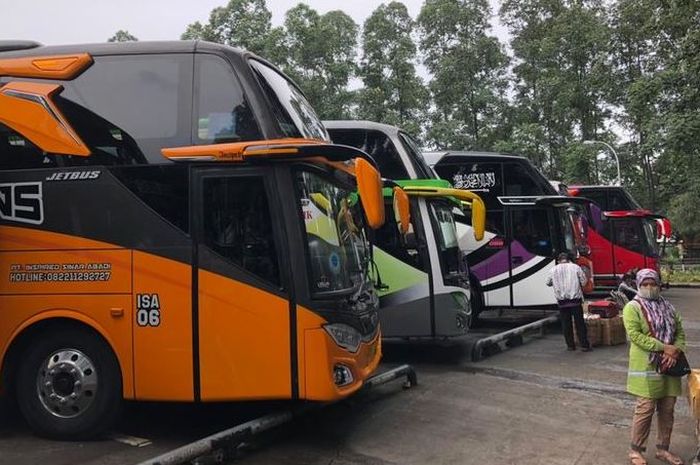 sopir bus, lampu sein bus akap, mengekor bus, sein bus, Jangan Asal Mengekor, Ini Arti Lampu Sein Kanan dan Kiri Pada Bus Ketika Menyalip