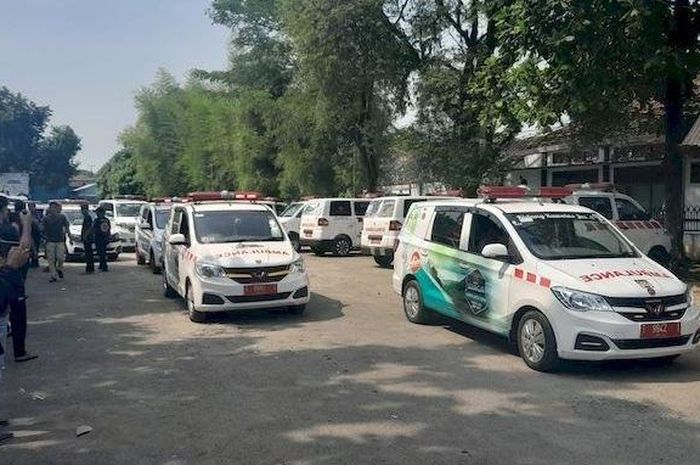 ambulans, lampu merah, mobil ambulans, ambulans menerobos lampu merah, Bolehkah Ambulans Terobos Lampu Merah Tanpa Dikawal Polisi?