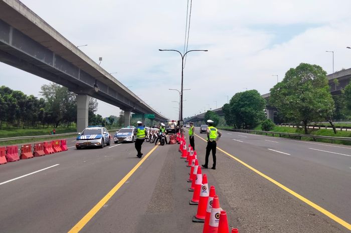 tol cikampek, contraflow, Jasamarga, PT Jasamarga Transjawa Tol, Libur Maulid, Tol Jakarta - Cikampek Padat, Contraflow Diterapkan