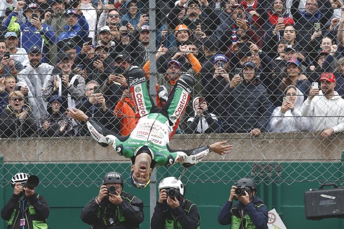 MotoGP, johann zarco, selebrasi, salto, motogp prancis, Dilakukan Lagi saat Menang MotoGP Prancis 2025, Begini Asal Usul Selebrasi Salto Johann Zarco
