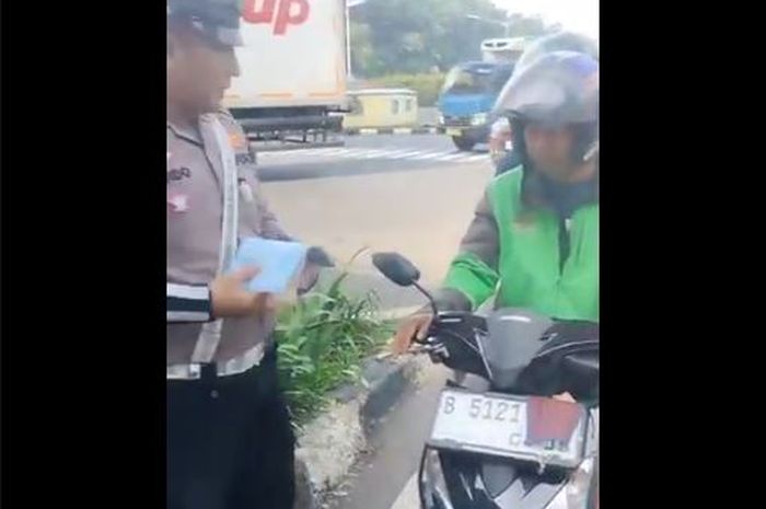ojek online, pelat nomor, denda tilang, tutup pelat nomor, Menutup Pelat Nomor, Pengendara Ojol Kena Denda Setengah Juta, Perkara Taruh Masker Hidung di Bagian Motor Ini
