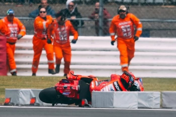MotoGP, Marc Marquez, alex marquez, motogp inggris, red flag, Red Flag MotoGP Inggris 2025 Dikira Settingan Bantu Marquez Bersaudara, Begini Faktanya