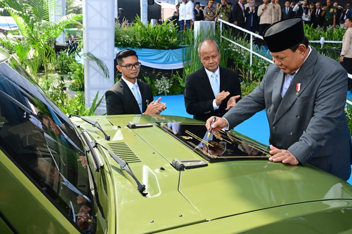 prabowo subianto, Maung MV3 Elektrik, Mobil Taktis Listrik, Mobil Listrik Taktis, MV3-EV Pandu, Presiden Prabowo Tanda Tangan di Atas Kap Mobil Listrik Taktis Baru Pindad, Ini Nama dan Speknya