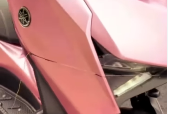 yamaha xmax, layangan, xmax, benang layangan, benang layangan makan korban, Seram! Yamaha XMAX Terpotong Benang Layangan, Ahli Sarankan Ini