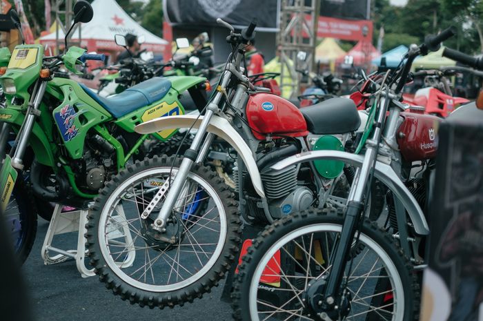 trail klasik, Geng Tril Tua, Geng Tril Tua Indonesia, Arisan Tril Tua, Arisan Tril Tua Ke-8, Ribuan Penggemar Tril Tua Tumpah Ruah di ATT 8 Bali, Pria Asal Bojonegoro Ini Full Senyum
