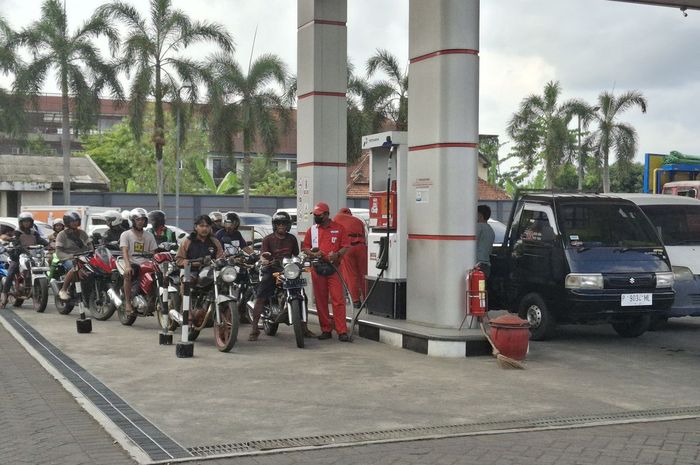 pertamax, pertalite, Jember Langka BBM, BBM Langka Jember, Kelangkaan BBM Jember, Mobil-Motor Pelat Nomor P Berbondong-bondong Sedot Pertalite dan Pertamax di Lumajang, Ini Sebabnya