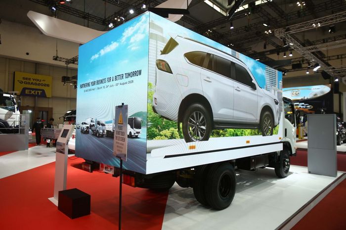 isuzu, Truk Isuzu Elf, GIIAS 2025, Isuzu ELF NMR, Isuzu ELF NMR HD 6.5, Isuzu Pamer ELF NMR dengan Layer LED di GIIAS 2025, Bisa Untuk Mobil Tangki sampai Mobile Billboard