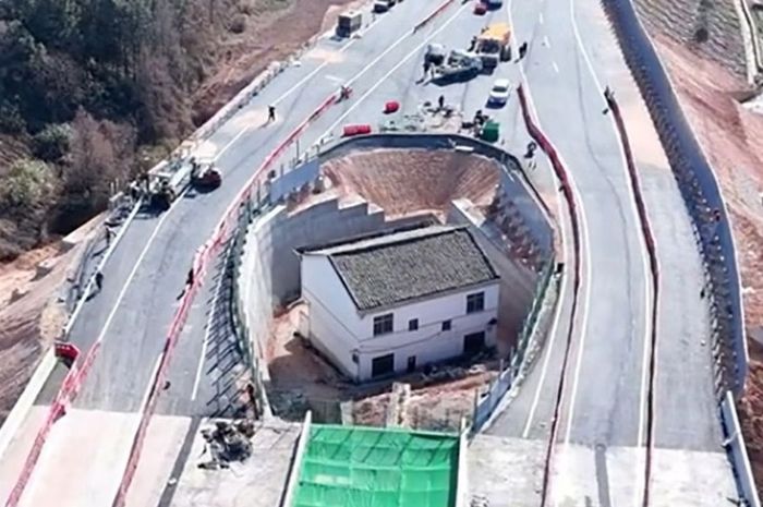 China, jalan tol, shanghai, rumah di tengah jalan tol, Proyek Jalan Tol, Ganti Rugi Rp 3,6 M Ditolak, Pemilik Rumah Dikepung Tol Ini Berakhir Susah Tidur