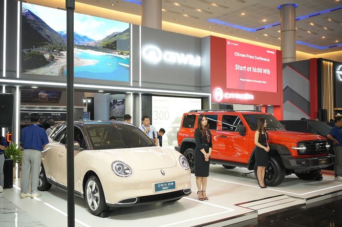 mobil listrik, Harga GWM Tank 300, GWM Tank 300 Diesel, Harga GWM ORA 03, GIIAS Surabaya 2025, Masih Anget, Segini Harga GWM ORA 03 dan Tank 300 Diesel Buat Arek-arek Surabaya