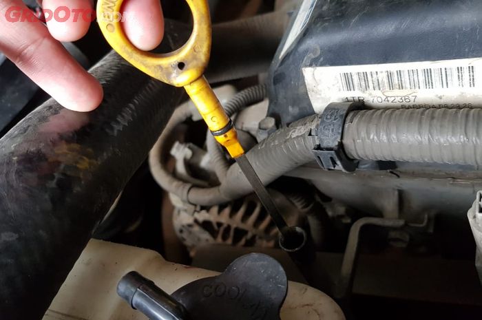 mobil bekas, dipstick, cara cek oli mobil pakai dipstick, cara cek oli mesin, cara cek oli mesin mobil, cara cek oli, cek oli pakai dipstick, Cara Baca Dipstick Yang Benar Saat Cek Oli Mesin Mobil, Begini Langkahnya