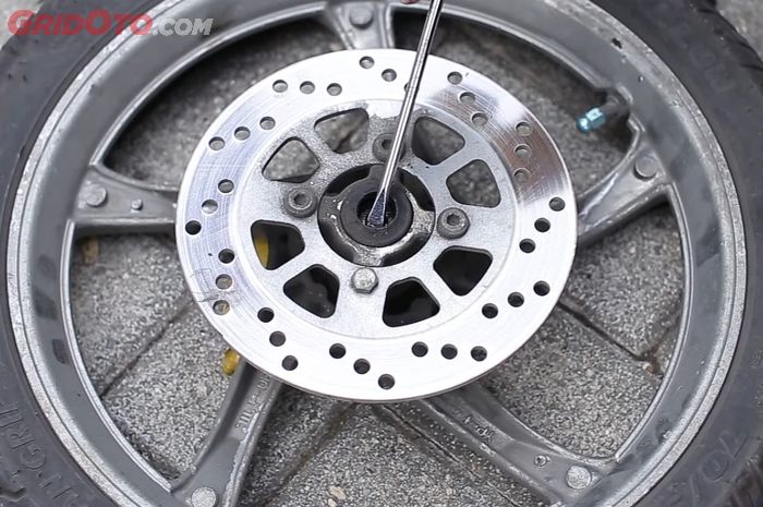 motor matic, bearing roda, roda motor, bearing roda motor rusak, penyebab bearing roda oblak, kenapa bearing roda motor matic cepat oblak, Pantas Saja Bearing Roda Motor Rusak Terus, Ternyata Harus Tahu Kode Ini Saat Beli